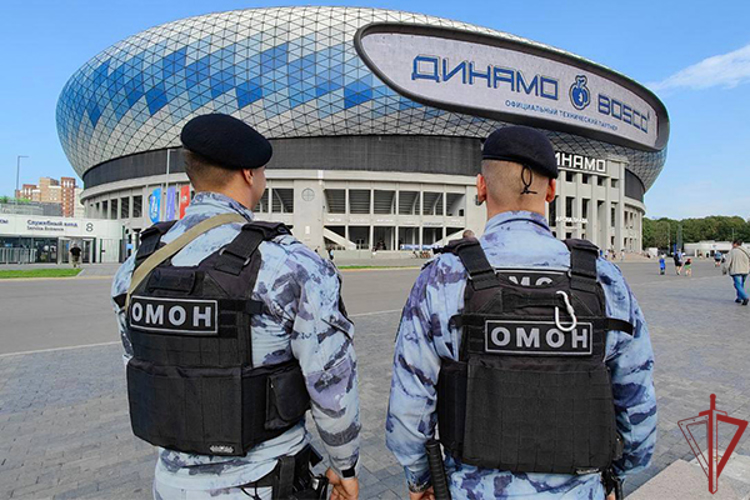 Росгвардейцы обеспечили безопасность на футбольном матче Российской Премьер-Лиги в Москве 