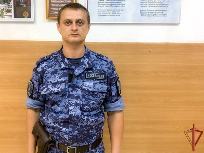 Сотрудник Росгвардии оказал помощь семье на дороге