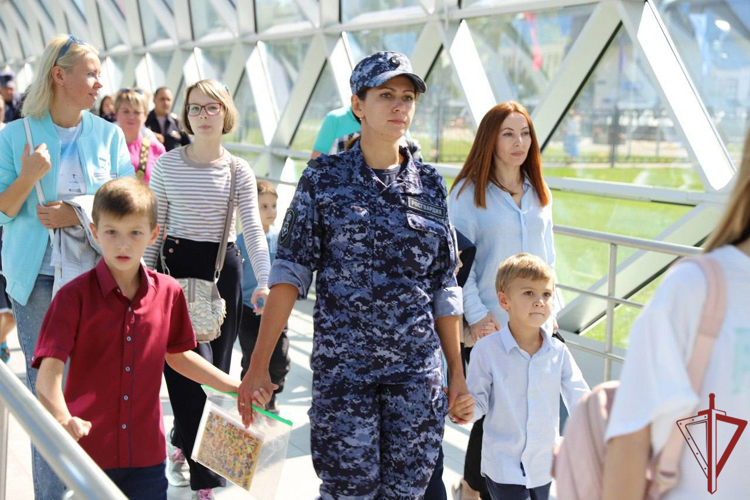 Столичные росгвардейцы в рамках акции «каникулы с Росгвардией» провели экскурсию для детей сотрудников  