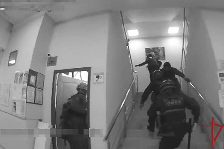 При силовой поддержке столичного спецназа Росгвардии задержаны подозреваемые в рамках уголовного дела (видео)