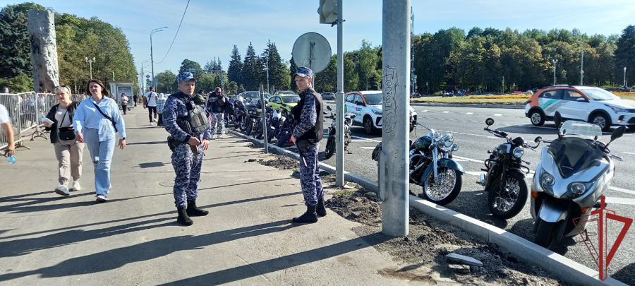 Росгвардия обеспечила безопасность осеннего мотопарада в Москве