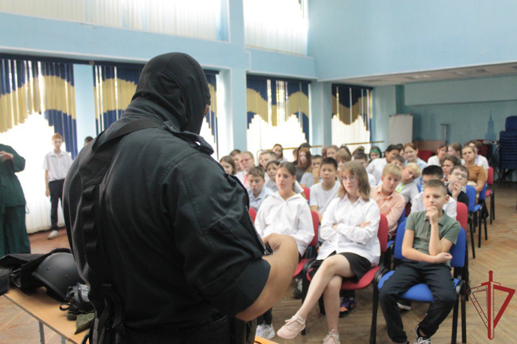 В День солидарности в борьбе с терроризмом сотрудники спецподразделения Росгвардии провели занятие в московской школе