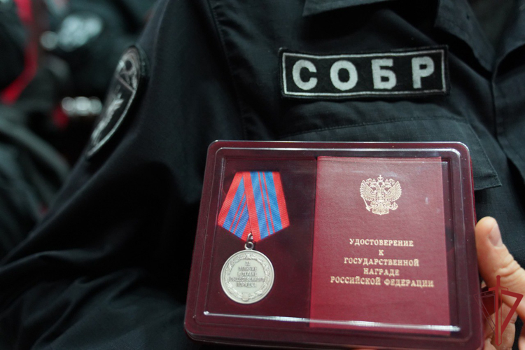 В честь Дня образования СОБР в столичном главке Росгвардии наградили отличившихся сотрудников 