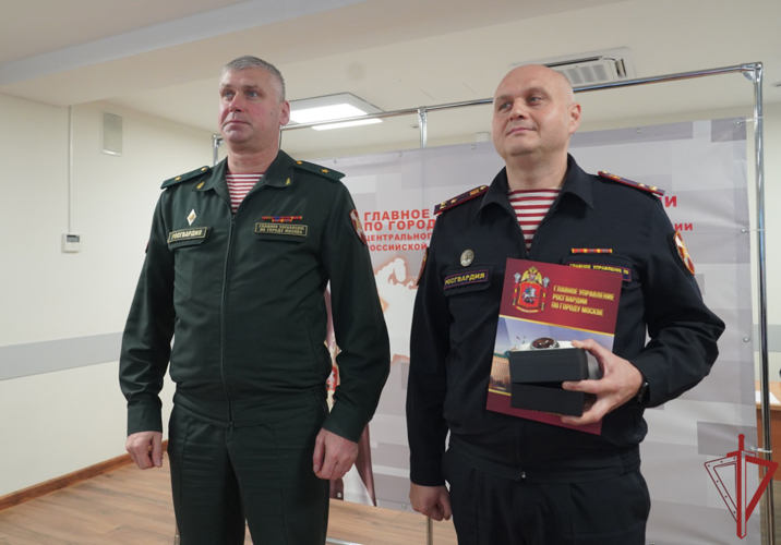 Начальника отдела кадров столичного главка Росгвардии торжественно проводили на пенсию