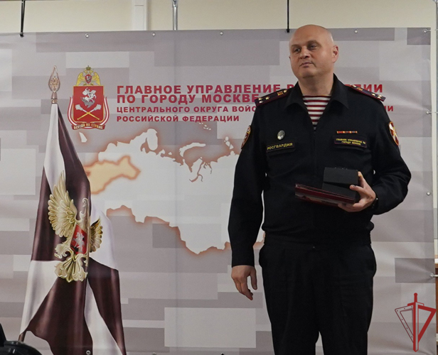 Начальника отдела кадров столичного главка Росгвардии торжественно проводили на пенсию