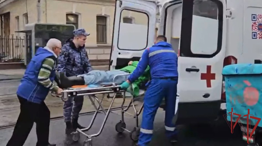 В Москве сотрудники Росгвардии оказали помощь курьеру, упавшему на трамвайные пути 