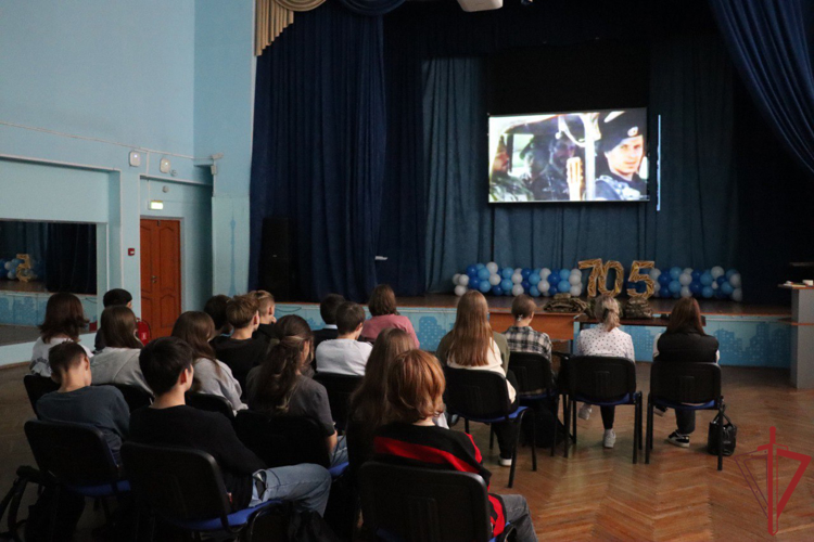 Столичные спецназовцы провели урок мужества для московских школьников
