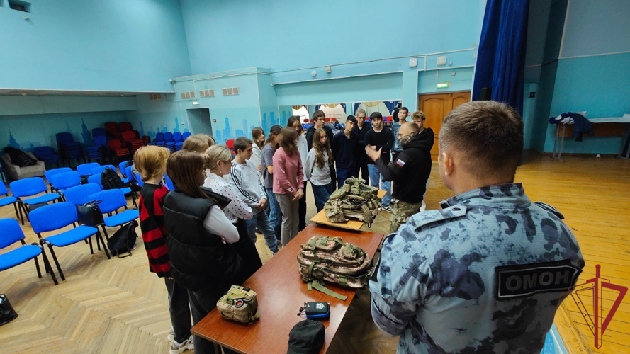 Столичные спецназовцы провели урок мужества для московских школьников