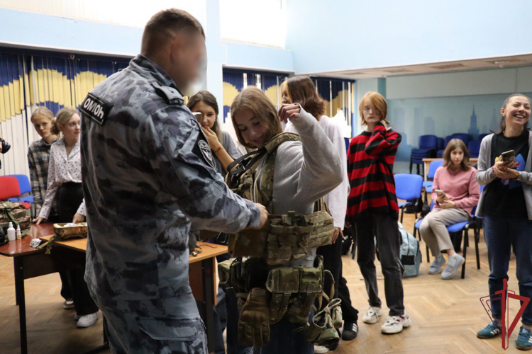 Столичные спецназовцы провели урок мужества для московских школьников