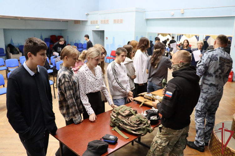 Столичные спецназовцы провели урок мужества для московских школьников
