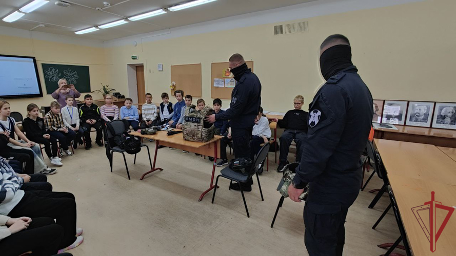 Урок мужества от ОМОН "Авангард": школьники прикоснулись к истории и экипировке спецназа