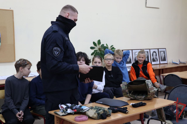 Урок мужества от ОМОН "Авангард": школьники прикоснулись к истории и экипировке спецназа