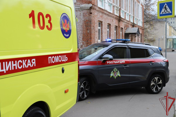 Столичные росгвардейцы оказали помощь гражданке, которой стало плохо 