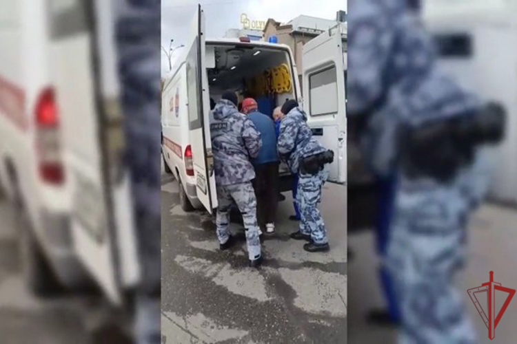 Сотрудники московского ОМОН оказали помощь пенсионерке, пострадавшей в ДТП
