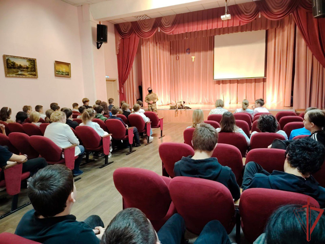 Спецназовец провел урок мужества для детей Гжельской школы