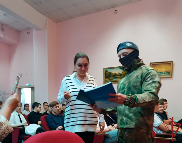 Спецназовец провел урок мужества для детей Гжельской школы