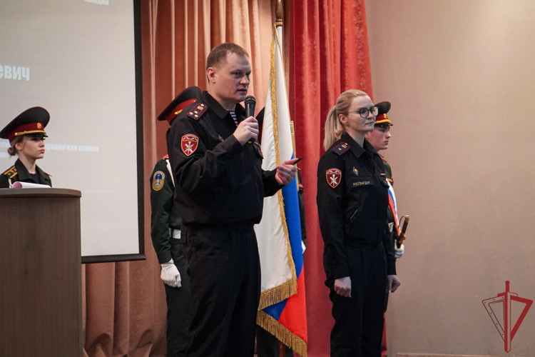 Сотрудники Росгвардии провели правовой диктант в подшефном колледже в Москве