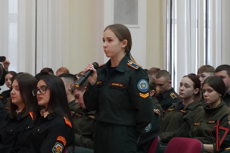 Сотрудники Росгвардии провели правовой диктант в подшефном колледже в Москве