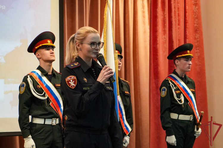Сотрудники Росгвардии провели правовой диктант в подшефном колледже в Москве