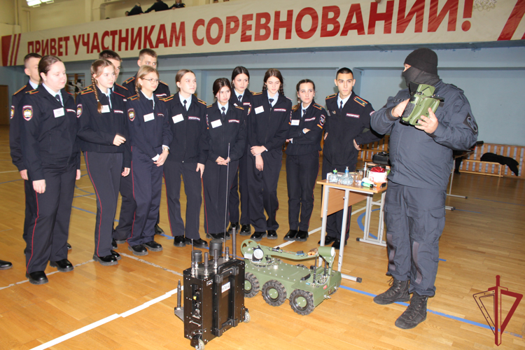 Столичные спецназовцы провели занятие для учащихся подшефного колледжа