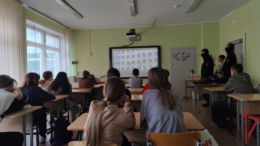 Сотрудники столичного спецподразделения провели урок мужества, посвященный Дню Героев Отечества