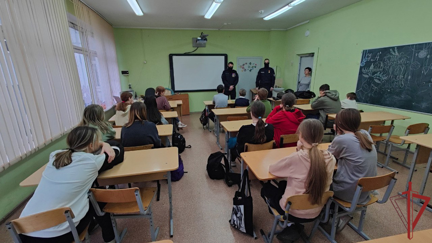 Сотрудники столичного спецподразделения провели урок мужества, посвященный Дню Героев Отечества