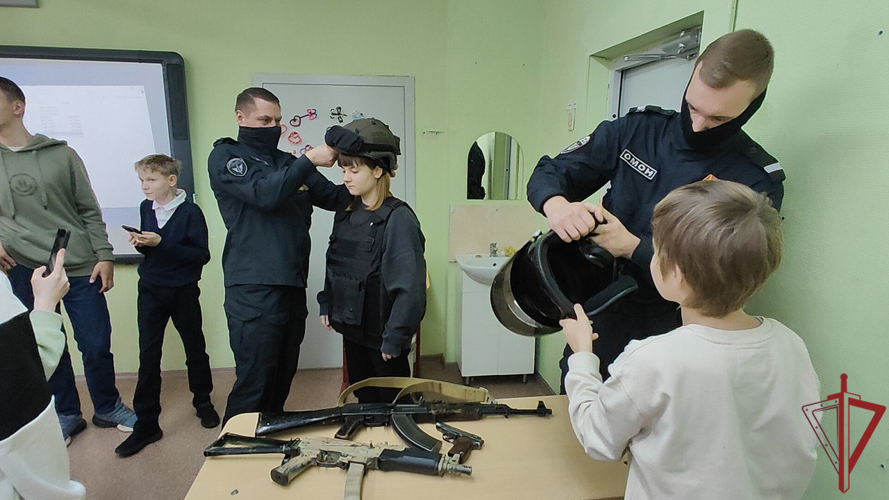 Сотрудники столичного спецподразделения провели урок мужества, посвященный Дню Героев Отечества