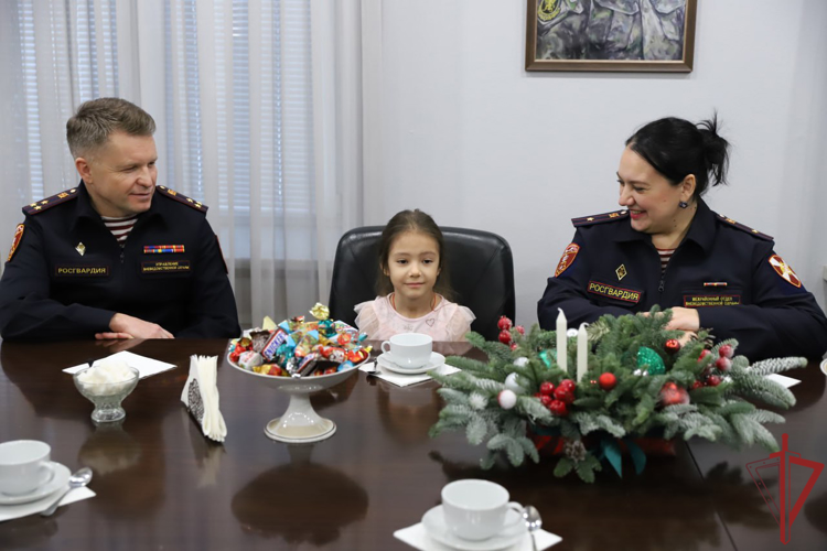 Мечты сбываются: начальник столичного управления вневедомственной охраны подарил девочке щенка