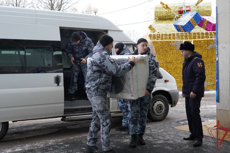 Маленьких пациентов больницы имени З.А. Башляевой поздравил росгвардейский Дед Мороз специального назначения.