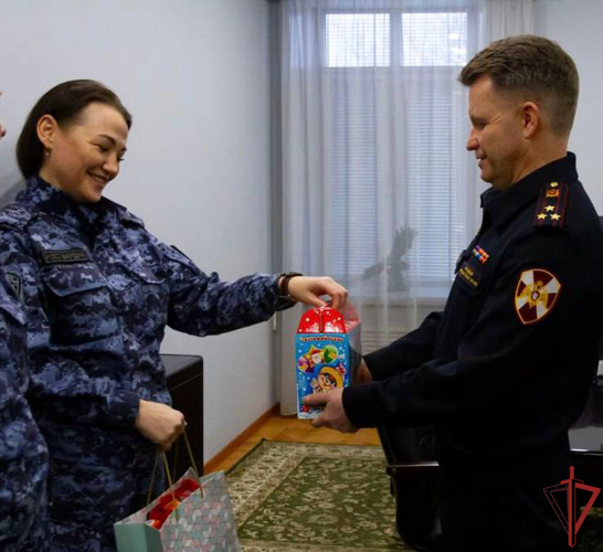 Начальник столичной вневедомственной охраны поздравил с Новым годом семьи участников СВО 