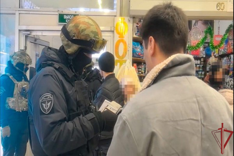 При участии столичного спецназа Росгвардии задержаны подозреваемые в организации незаконной миграции
