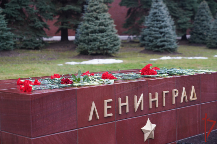 В День снятия блокады Ленинграда столичные росгвардейцы возложили цветы в Александровском саду (видео)