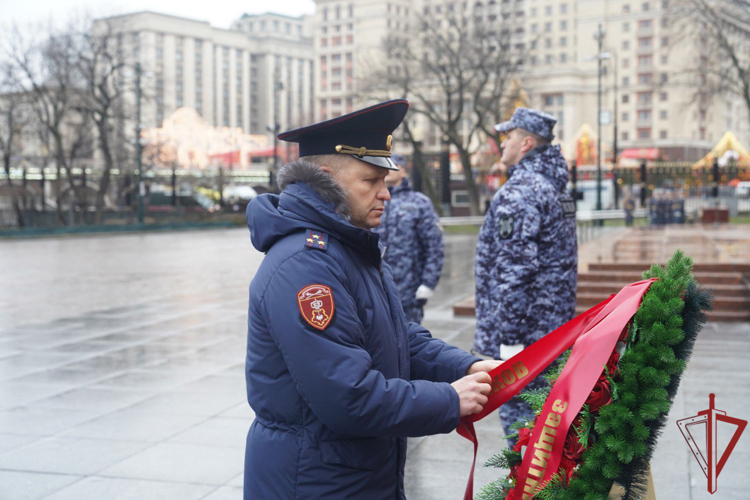 В День снятия блокады Ленинграда столичные росгвардейцы возложили цветы в Александровском саду (видео)