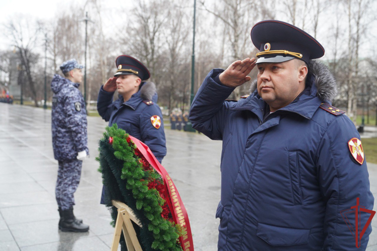 В День снятия блокады Ленинграда столичные росгвардейцы возложили цветы в Александровском саду (видео)