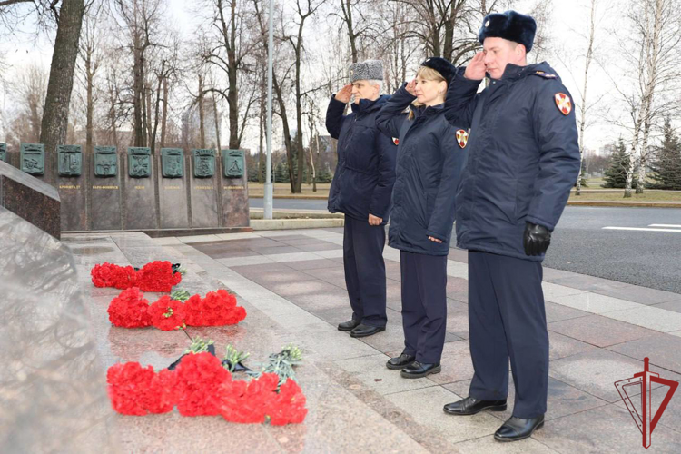 Сотрудники Росгвардии возложили цветы в память о героях Сталинградской битвы в Москве