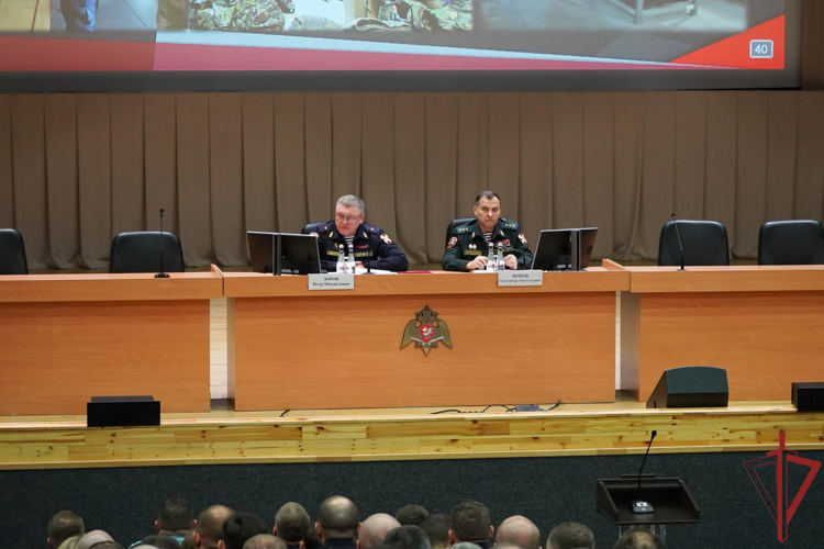 Командующий Центральным округом Росгвардии вручил государственные награды отличившимся сотрудникам спецподразделений столичного главка