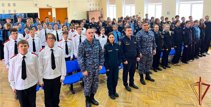 В преддверии 23 февраля столичные росгвардейцы провели урок мужества для кадетов