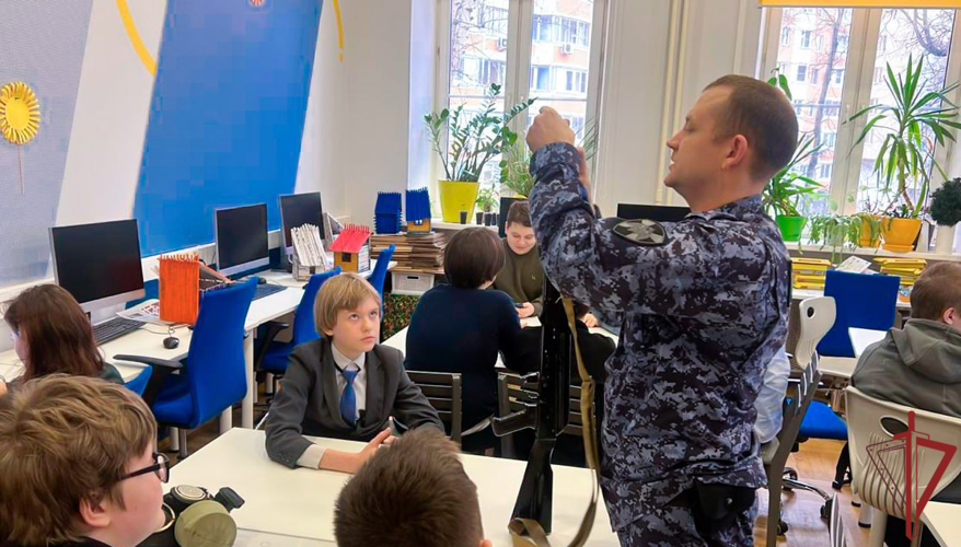 Росгвардейцы провели патриотический урок в московском доме творчества