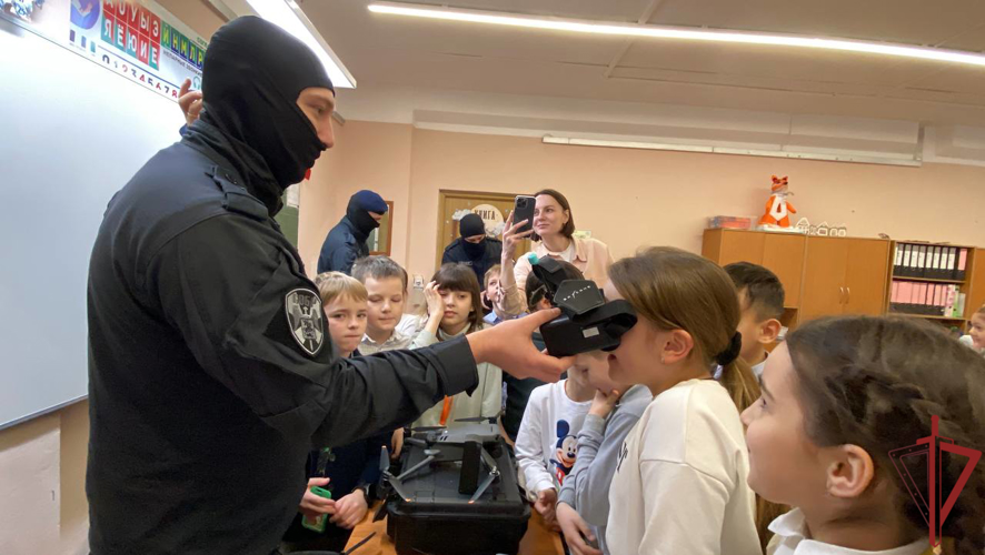 Сотрудники СОБР «Столица» провели урок мужества для московских школьников.