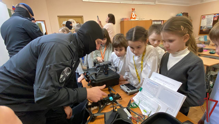 Сотрудники СОБР «Столица» провели урок мужества для московских школьников.