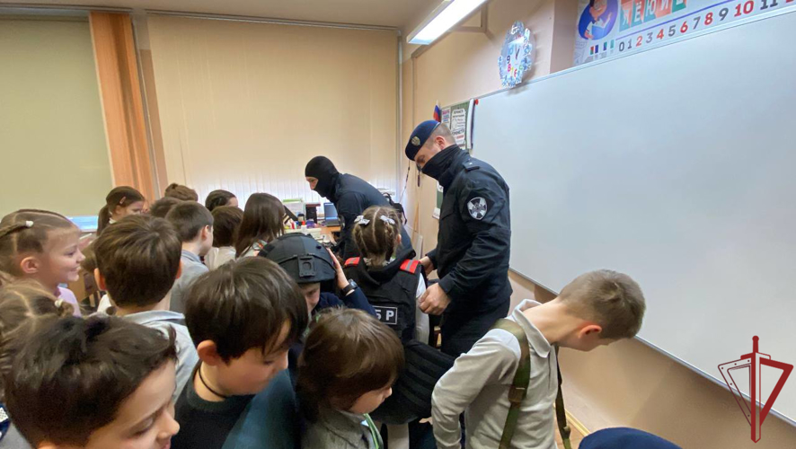 Сотрудники СОБР «Столица» провели урок мужества для московских школьников.