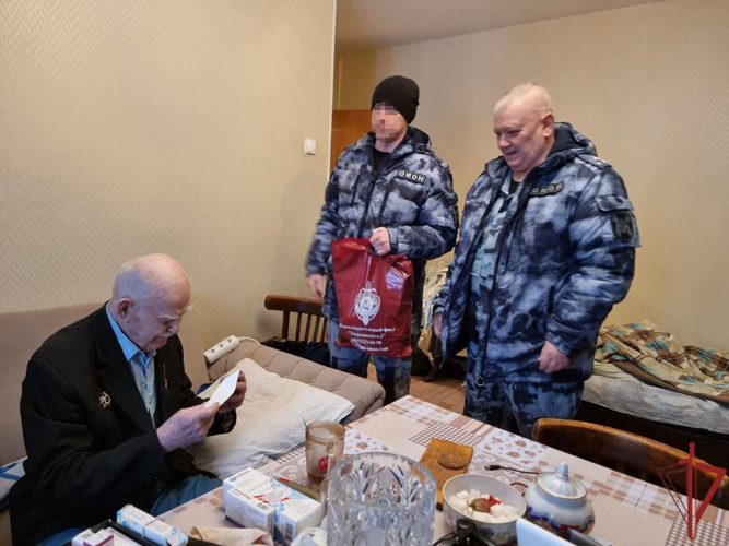 Столичные росгвардейцы поздравили ветеранов с Днём защитника Отечества