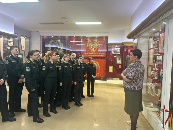 Росгвардейцы организовали экскурсию для московских школьников и курсантов