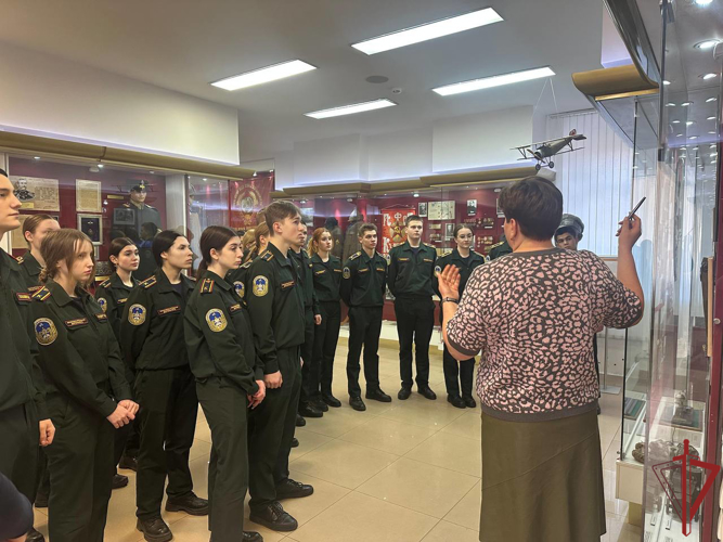 Росгвардейцы организовали экскурсию для московских школьников и курсантов