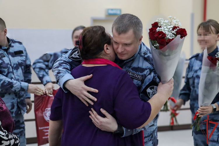 В преддверии 8 Марта сотрудники столичного главка Росгвардии провели встречи с вдовами и матерями погибших боевых товарищей