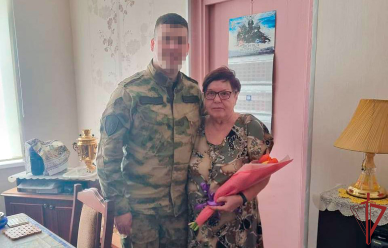 В преддверии 8 Марта сотрудники столичного главка Росгвардии провели встречи с вдовами и матерями погибших боевых товарищей