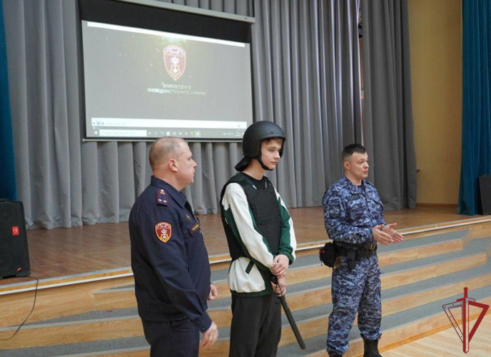 Столичные росгвардейцы провели урок мужества для старшеклассников 