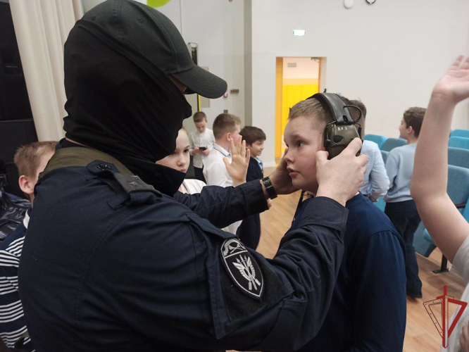 В рамках всероссийской ведомственной акции "Дни Росгвардии" спецназовцы провели занятие с московскими школьниками 