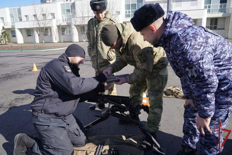 В столичном главке Росгвардии прошли занятия с участниками выездных сборов (видео)