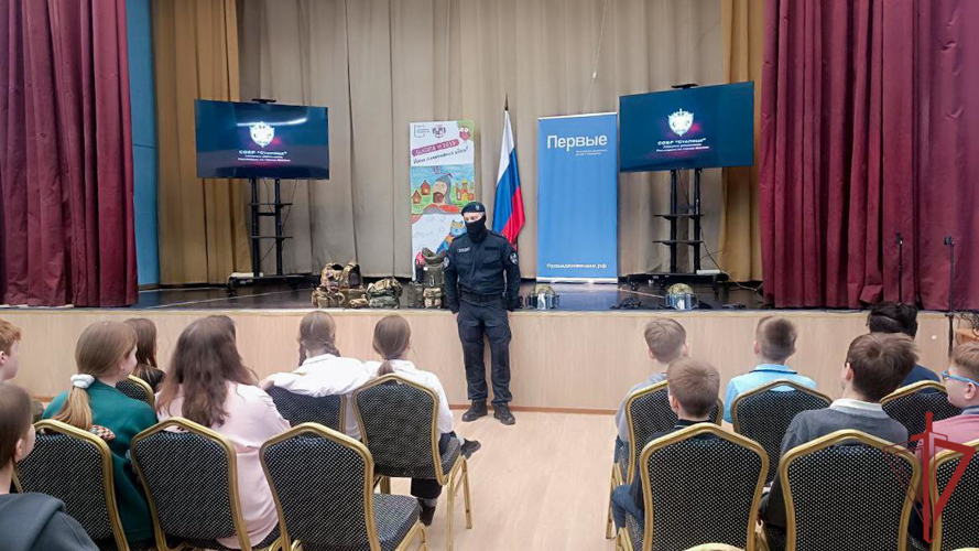 Сотрудники СОБР «Столица» провели Урок мужества для школьников в рамках акции "Дни Росгвардии"